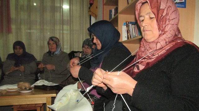 Tokat'ta bir grup kadın Mehmetçik için içlik örüyor