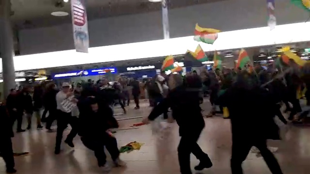 Almanya'da Hannover-Langenhagen Havalimanı'nda terör örgütü PYD/PKK yandaşları Türk yolculara sopalarla saldırdı. 