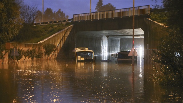 Adana'da etkili olan kuvvetli yağışların ardından köprülerde su birikintileri oluştu. 