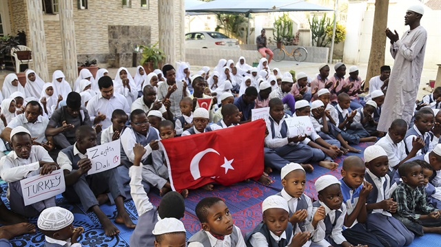 Nijerya'nın Nur'ul Anwar Turkish Islamiyya Okulu ve Semerkand Vakfı'nda bir araya gelen öğrenciler Türkiye için dua ederek Fetih Suresi'ni okudu. (Fotoğraf: AA)
