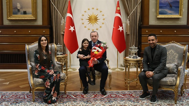 أردوغان يستقبل طفلة بكت رغبة بلقائه