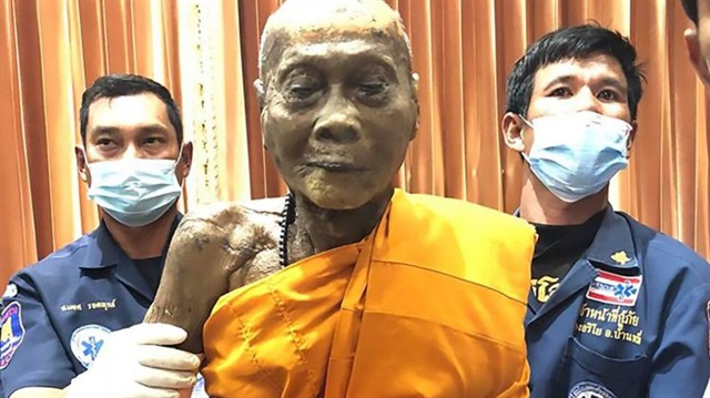 Tayland'da Budist keşiş ölümünden iki ay sonra mezardan çıkarıldı. 