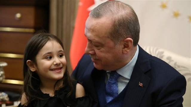 ​

الطفلة التي بكت بشدة لعدم لقائها أردوغان تزوره في القصر الرئاسي.. 
