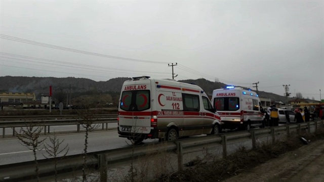 Kastamonu’da otomobil bariyerlere çarptı: 4 yaralı