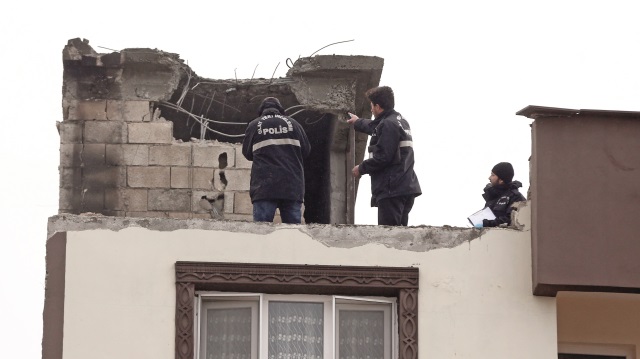 Kilis’te Atatürk Mahallesi’nde üç katlı bir evin çatısına isabet eden roket, ev ve işyerlerinde hasara yol açtı. 