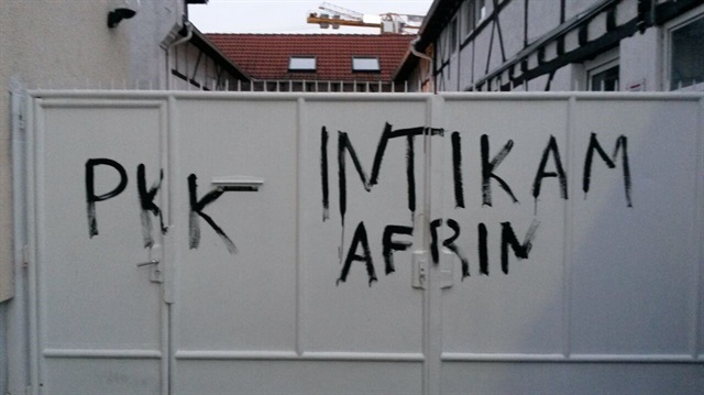 PKK/PYD terör örgütü yandaşları cami kapısına "PKK, İntikam, Afrin" yazdı.