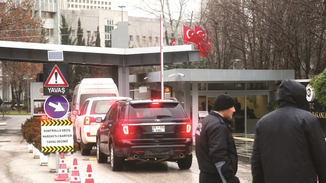 Amerika Dışişleri Bakanı Rex Tillerson’ın “güvenli bölge için birlikte çalışma” önerisinin hemen ardından ABD Dışişleri Bakanlığı Müsteşar Yardımcısı Jonathan Cohen Ankara’ya geldi. 
