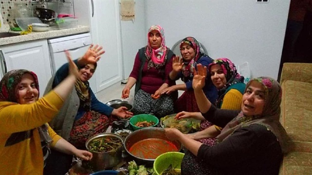 ​بالصور: أمهات تركيّات يدعمن عملية "غصن الزيتون" بطريقتهنّ الخاصة