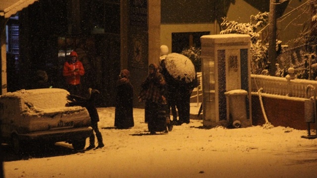 Kocaeli'de akşam saatlerinden itibaren yoğun kar yağışları görülüyor. 