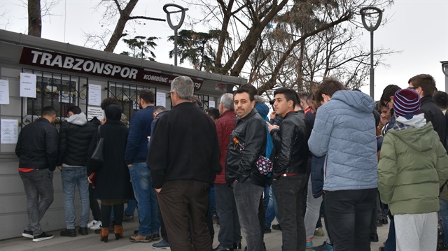 Bordo-mavili taraftarlar Fenerbahçe maçı biletlerine yoğun ilgi gösterdi.