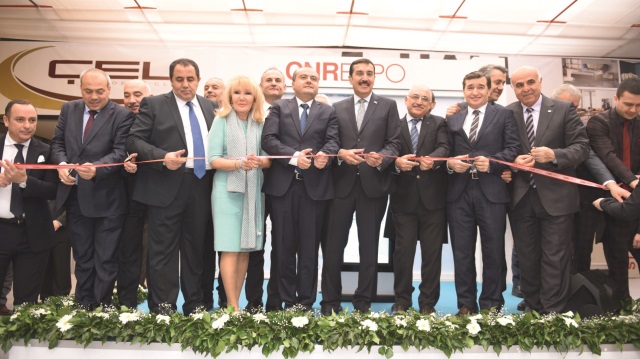 Sektörün 2023’te 10 milyar dolarlık ihracat hedefi için büyük önem taşıyan 14. Uluslararası İstanbul Mobilya Fuarı, 600 firmanın katılımıyla dün kapılarını açtı.