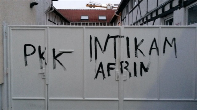 Cami avlu kapısına boya ile “PKK, Afrin, İntikam” yazıldı.