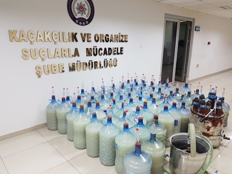 Operasyonda kaçak içki imalatı için kurulan düzenek ile çeşitli malzemeler ele geçirildi