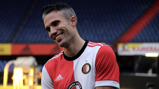 2015 yazında transfer olduğu Fenerbahçe ile geçen hafta sözleşmesini fesheden Van Persie, altyapısından yetiştiği Feyenoord takımı ile anlaşmıştı.