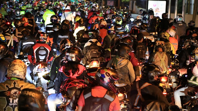 Kolombiya'da motosiklet sürücülerinden protesto için sokaklara döküldü. 

