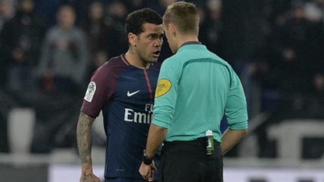 Alves gördüğü kırmızı karta şiddetli itirazda bulunmuştu.