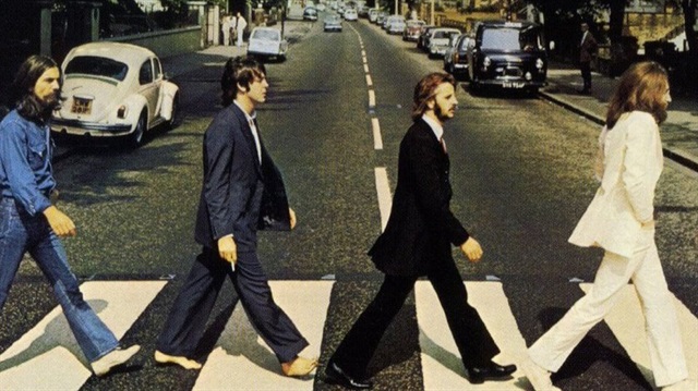 Beatles grubunun ünlü Abbey Road isimli albüm kapağı