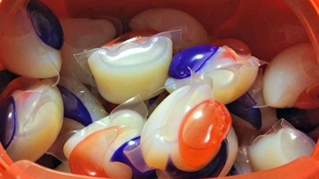 YouTube'da başlayan zararlı trendde gençler bu deterjan kapsüllerini yemeye çalışıyor. 