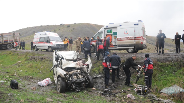 TIR ile kamyonetin çarpışması sonucu 4 kişi hayatını kaybetti