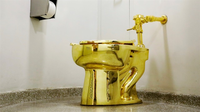 Sanatçı Maurizio Cattelan'ın eseri olan 'Amerika' adlı altın klozet, bir yıl boyunca Guggenheim Müzesi'nin bir tuvaletinde sergilenmiş ve ziyaretçilerin kullanımına açılmıştı. Eserin ABD'deki israfı ve yozlaşmayı tasvir ettiği belirtiliyordu.