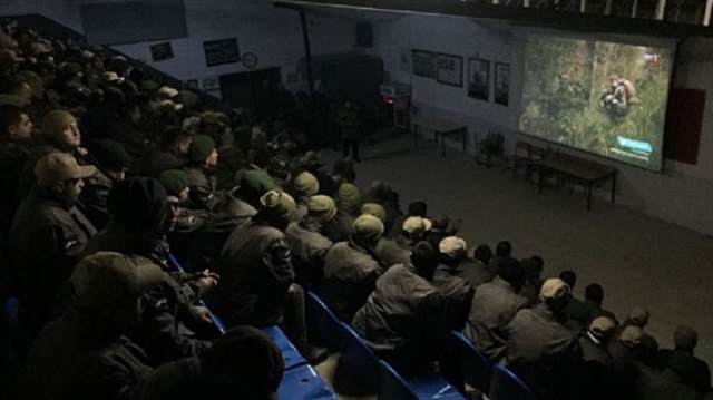 Askerlerin,  Mehmetçik Kut'ül Amare dizisini izlerken çekilen görüntüsü sosyal medyada paylaşılıyor. 