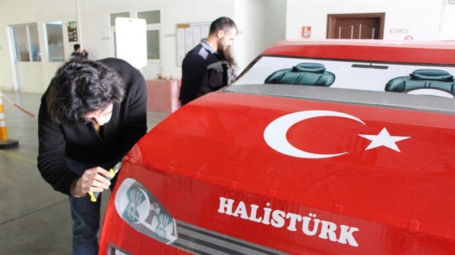 ​Yerli otomobile talip olan Merzifon Sanayi Odası Cumhurbaşkanı Erdoğan'ın kente ziyareti öncesi kartondan maket otomobil yaptırdı.