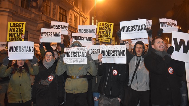 Viyana'da halk, aşırı sağcı parti FPÖ'nün politikalarını protesto etti.