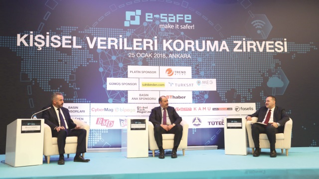 Açılış panelinde Musa Savaş, Prof. Dr. Faruk Bilir ile BTK Başkanı Dr. Ömer Fatih Sayan konuştu.