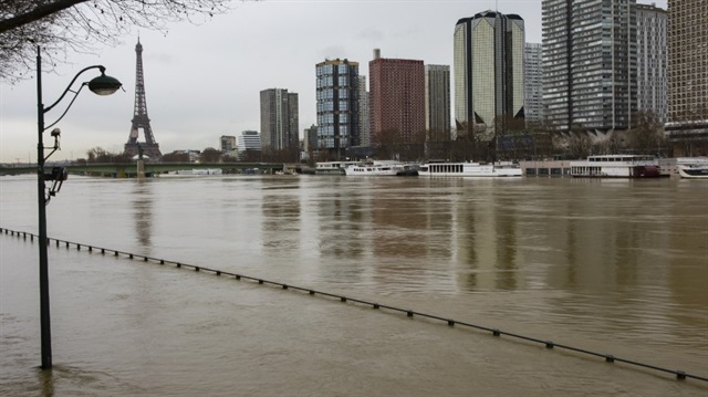  En son 2016 yılında 6,10 metreye yükselen Seine Nehri’nin taşması sonucu birçok evi su basmıştı.