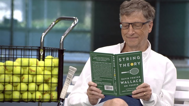 Tanıtım videosunda ünlü tenisçi Roger Federer, Bill Gates'i eğitiyor. 