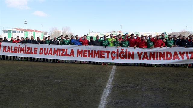 Sivas Belediyesporlu futbolcular Amedsporlu futbolcuların maça çıkmama kararının ardından sahada 'asker' selamıyla poz verdiler.