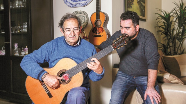 Kırk yılda binin üzerinde gitarist yetiştiren Raffi Arslanyan, insanlara gitar öğretmekten çalmayı unuttuğunu söylüyor. A