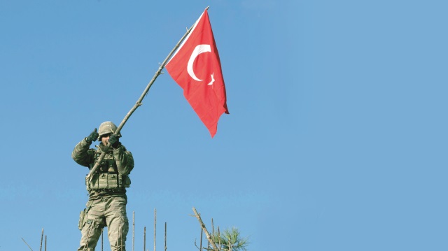 ABD destekli PKK’lıların diktiği betonarme kulenin üzerinde şimdi Türk bayrağı var.
