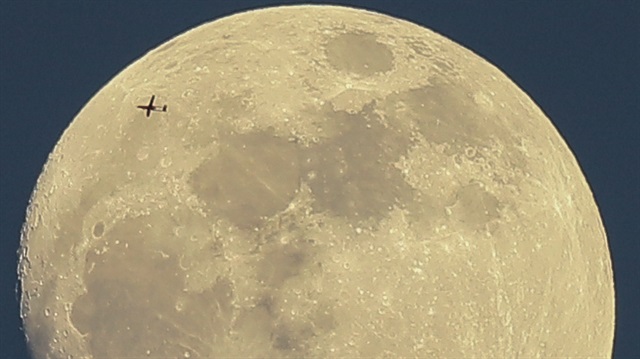 Yerli İnsansız Hava Aracı Suriye'nin Afrin bölgesinde uçarken dolunayla birlikte objektiflere takıldı.