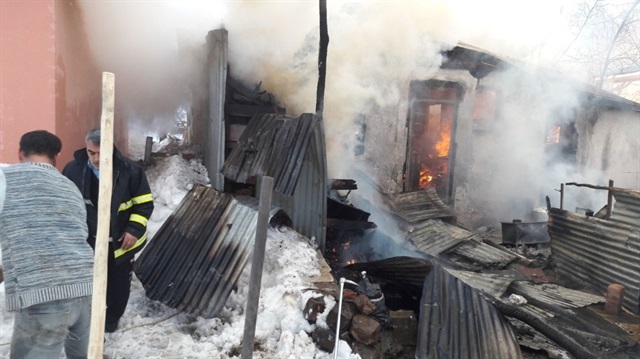 Yangın, olay yerine gelen itfaiye ekiplerince kontrol altına alındı. 