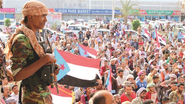Yemen’de BAE’nin desteklediği güneyli ayrılıkçılar Pazar günü Aden’de Suudi Arabistan’ın desteklediği Hadi hükümetine yönelik protesto gösterleri düzenledi.