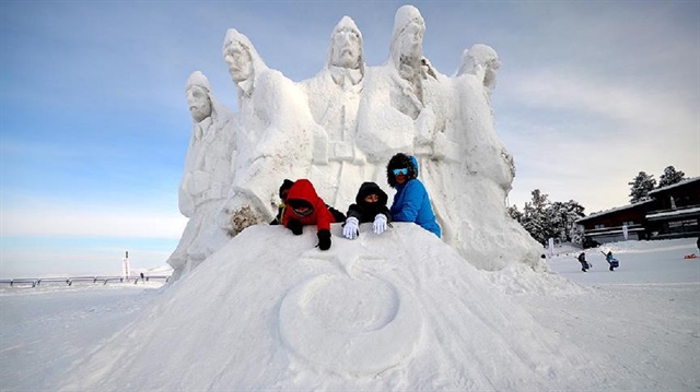 Merkeze gelen kayak tutkunları ve ziyaretçilerden bazıları kardan şehit heykellerinin fotoğrafını çekiyor bazıları da öz çekim yaparak bunları ölümsüzleştiriyor.