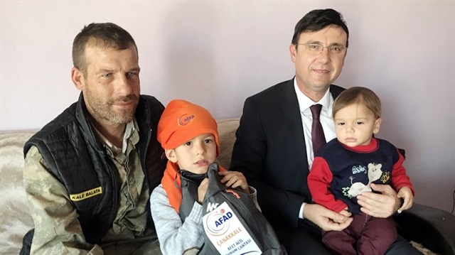 Çanakkale İl Afet ve Acil Durum (AFAD) Müdürü Levent Yılmaz, Afad Yavuz’u 1 yaşında ziyaret ederek, aileye ve Afad bebeğe hediyeler verdi.