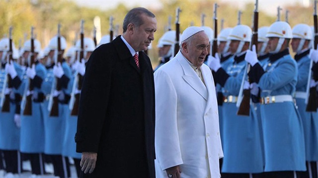 Cumhurbaşkanı Recep Tayyip Erdoğan, Katoliklerin ruhani lideri Papa Francis'i üç günlük resmi ziyaret için geldiği Türkiye ziyaretinde böyle karşılamıştı.