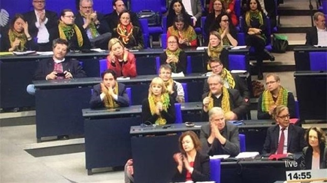 Alman parlamentosunda terörist sembolleri taktılar