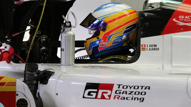 Efsane pilot Fernando Alonso Toyota'nın kokpitinde