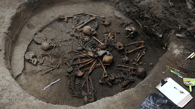 Meksika'da, 10 iskeletli 2400 yıllık mezar keşfedildi!