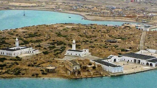 Sudan'ın kuzeyinde yer alan Sevakin Adası, geçmişte Nubye bölgesinin en önemli limanıydı. Osmanlı döneminde ise denizden gelebilecek tehlikelere karşı Kızıldeniz ve Hicaz'ın güvenliği Sevakin Adası üzerinden sağlanmaktaydı.