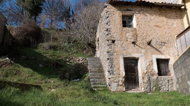 İtalya'nın Sardunya Adası'nda tarihi taş evler 1 euro bedelle satışta.