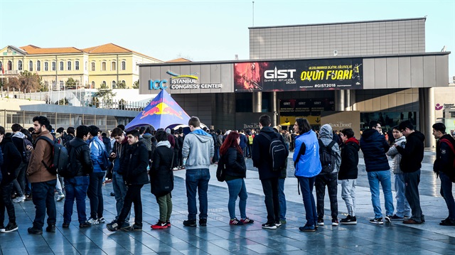 Bu yıl üçüncüsü düzenlenen fuar için İstanbul Kongre Merkezi'nin önüne gelen gençler, kapıda uzun kuyruklar oluşturdu.
