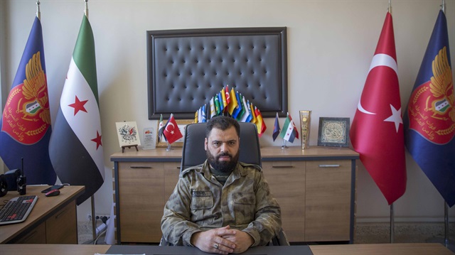 Azez Emniyet Müdürü Ahmed Zeydan'ın odasındaki Osmanlı Tuğrası, Türkiye Cumhuriyeti Bayrağı-ÖSO Bayrağı ve 16 Türk Devletinin Bayrağı bulunuyor