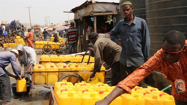 Nijerya'da halk su ihtiyacını yerel dilde "mai ruwa" olarak bilinen seyyar su satıcıları sayesinde karşılıyor.