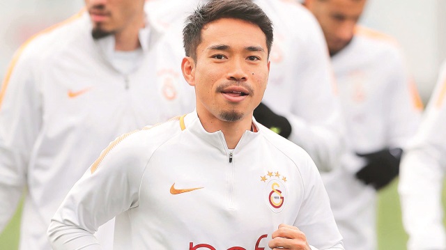 Galatasaray'ın yeni transferi Yuto Nagatomo, dün takımla ilk idmanına çıktı. Arkadaşlarıyla tanışan Japon futbolcunun neşeli tavırları dikkat çekti.