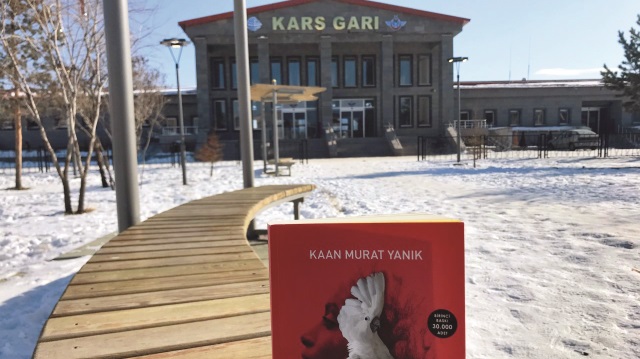 Doğu Ekspresi'yle Kars'a gidenlerin yeni gözdesi Kaan Murat Yanık'ın Uzakların Şarkısı romanı. 