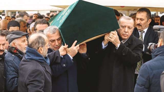 Cumhurbaşkanı Erdoğan ve beraberindekiler, Albayrak’ın Karacaahmet Mezarlığı’ndaki defnine de katıldı. Erdoğan, burada Kur’an-ı Kerim okudu. 
